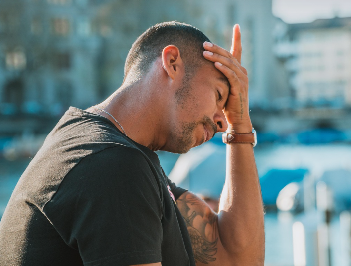 두통이 심한 남성