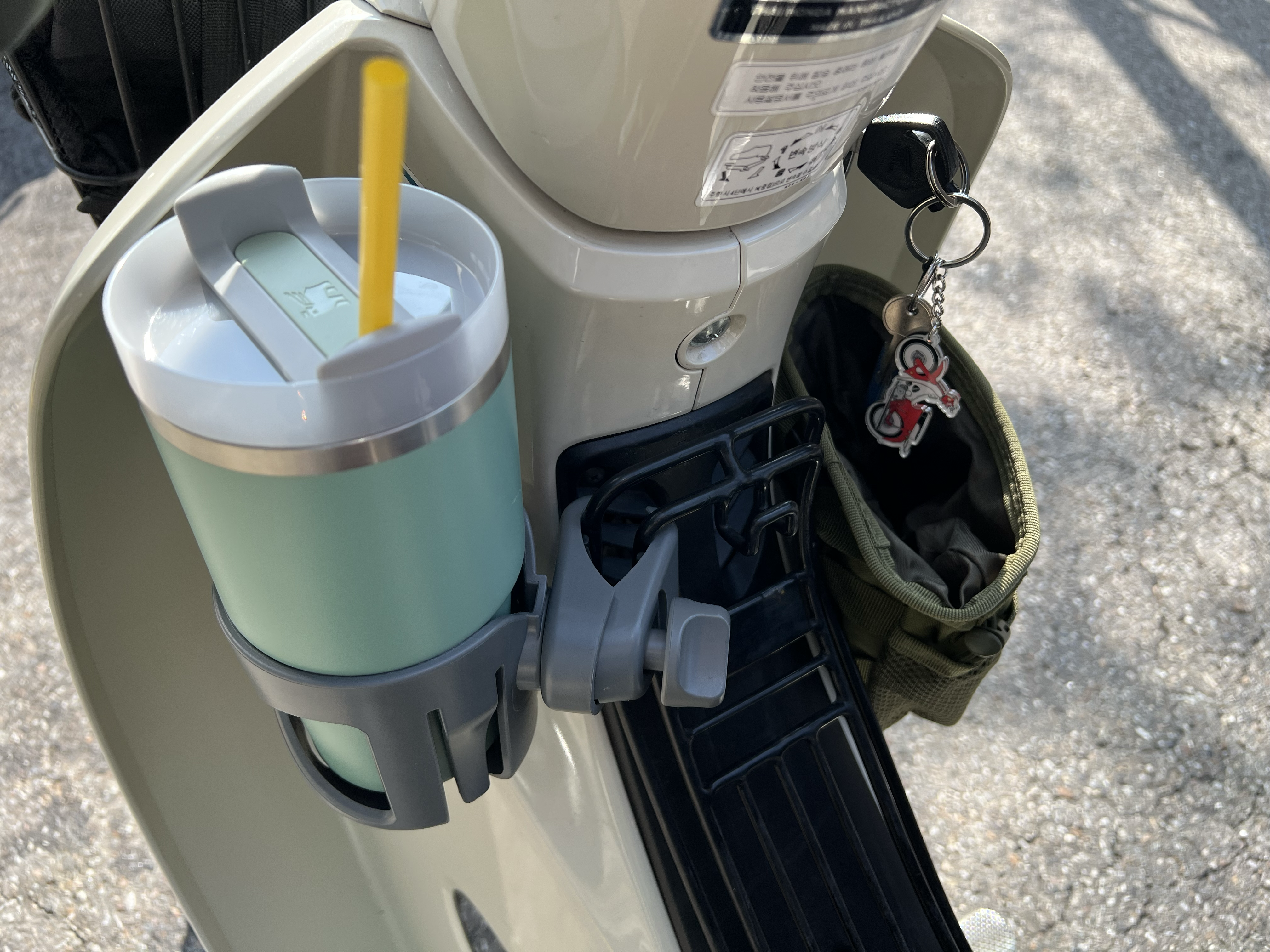 슈퍼커브 21년식 베트남캐리어 좌측 유모차 컵홀더 장착 사진