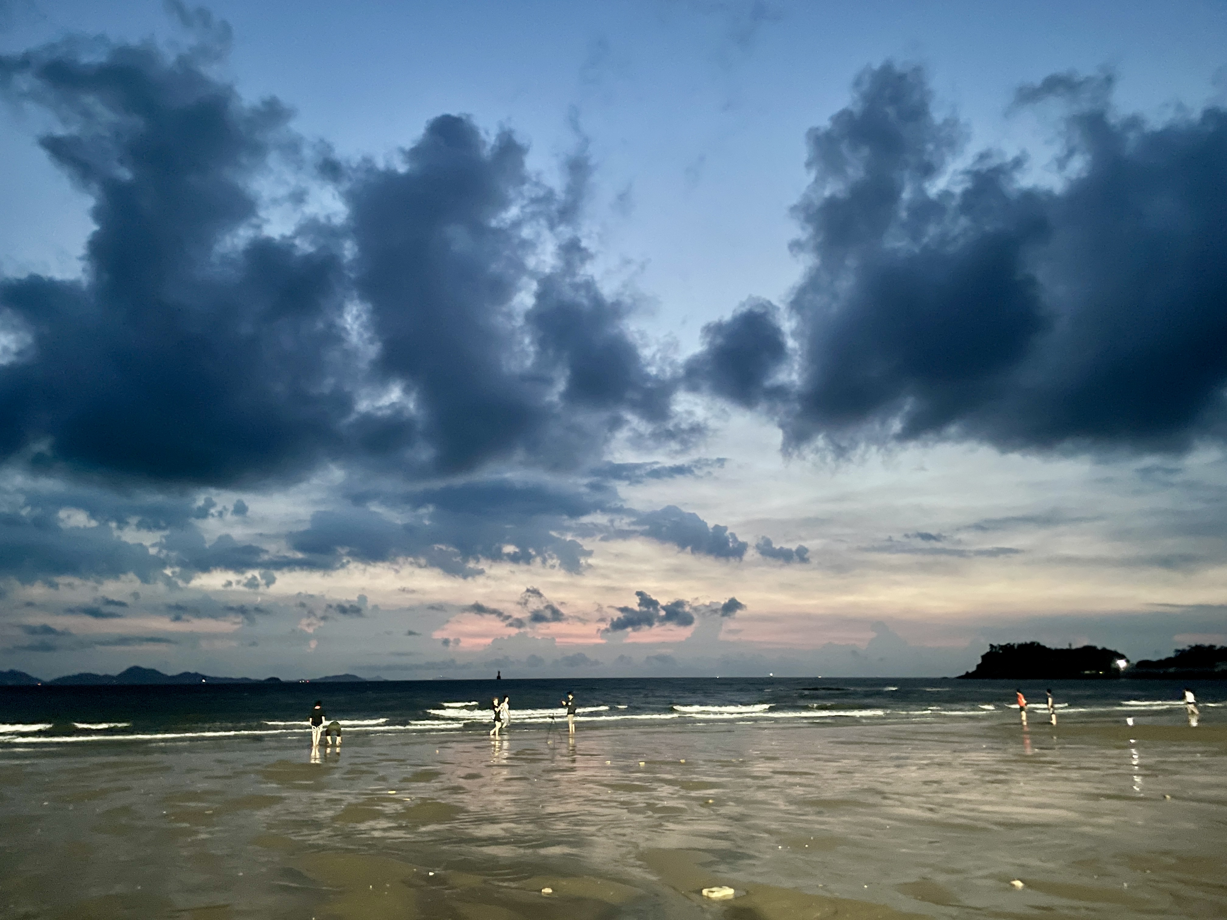 격포해수욕장에서 만난 밤바다 – 발 담그며 걷는 힐링 산책