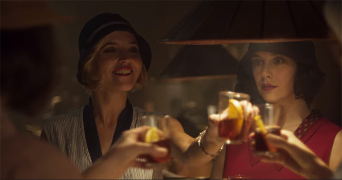 리디아와-친구들-함께-술잔-부딪힘