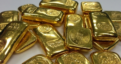 광물 상태의 금과 정제된 금괴 이미지