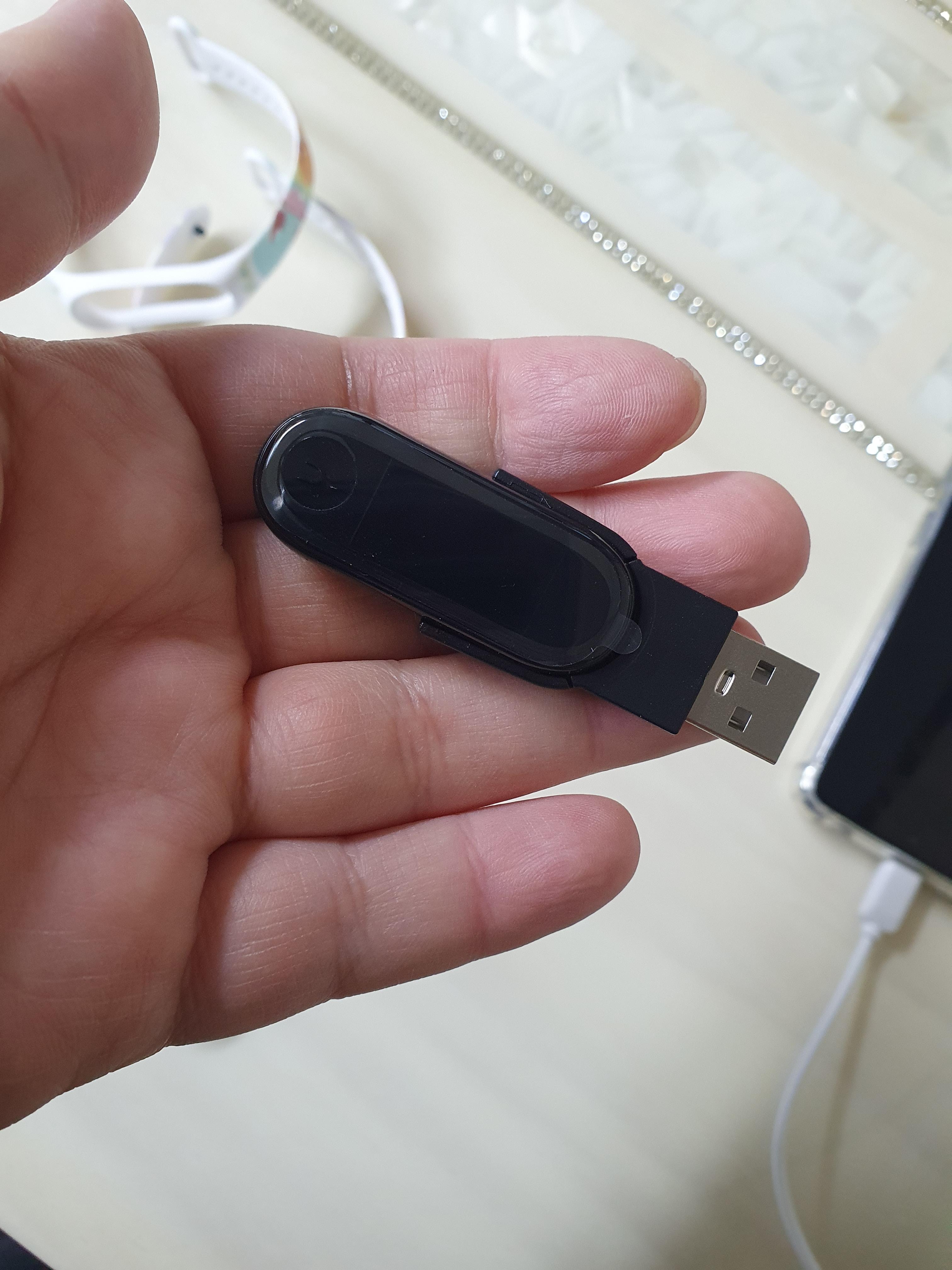 Smart band m5 를 충전 거치대에 연결을 이렇게 끼우면 됨.