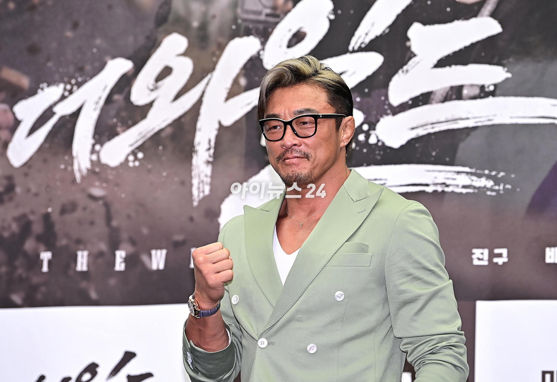 방송인 추성훈이 3일 오전 서울 상암동 스탠포드 호텔에서 진행된 MBN 새 예능 '더 와일드(THE WILD)'제작발표회에서 기념 촬영을 하고 있다. [사진=곽영래 기자]