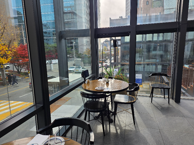 블루메쯔 광화문점. 창가 자리