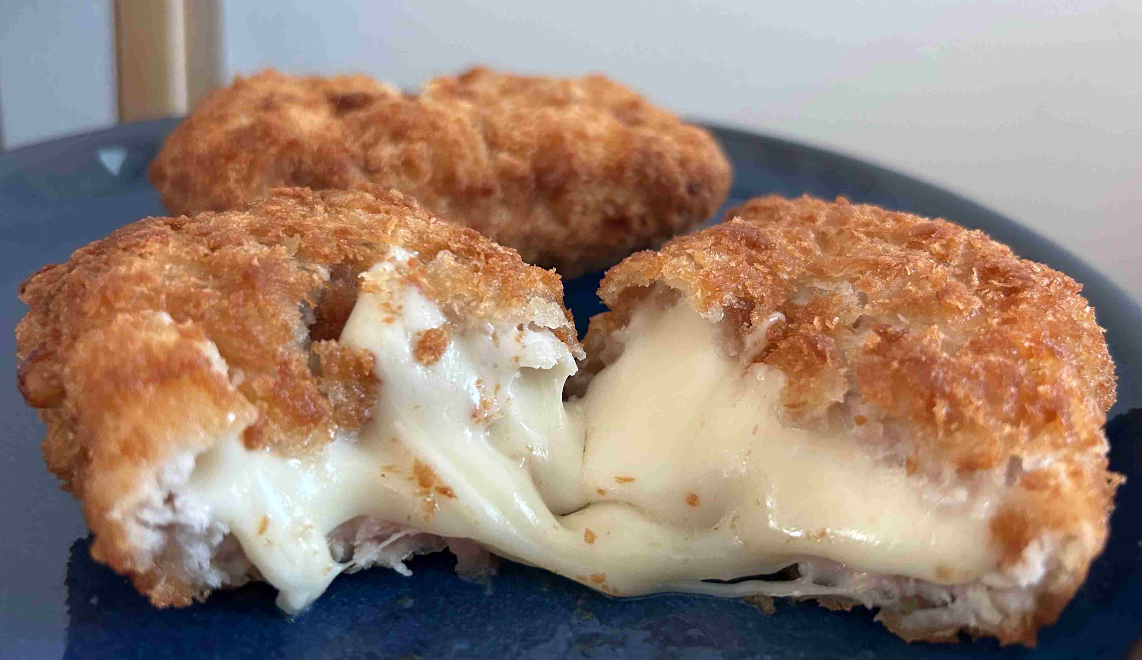 돈가스를 반으로 잘랐더니 치즈가 흘러나오는 모습