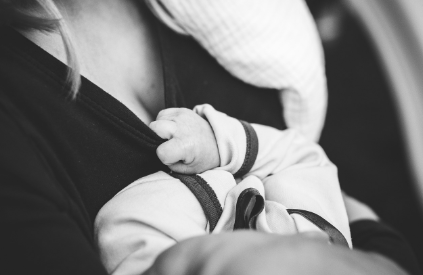 모유 vs 분유, 우리 아이에게 맞는 선택: 혼합수유 팁과 수유 간격 정리