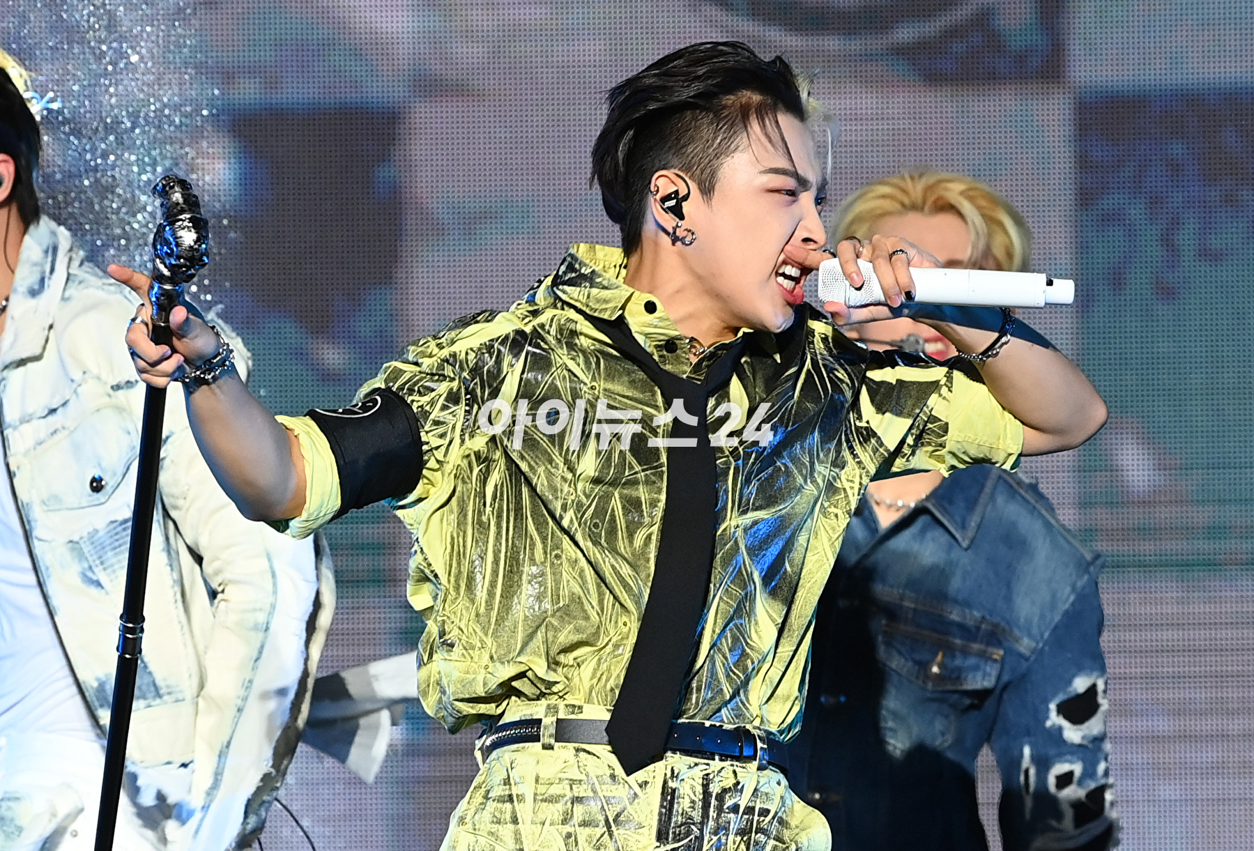 그룹 에이티즈가 28일 오후 서울 광진구 군자동 세종대학교 대양홀에서 열린 신보 '더 월드 에피소드 1 : 무브먼트(THE WORLD EP.1 : MOVEMENT)' 발매 기념 쇼케이스에서 포즈를 취하고 있다. [사진=김성진 기자]