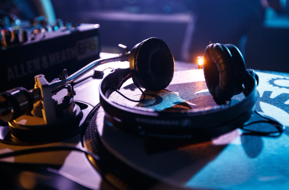 음악과 밈의 관계 – 틱톡과 유튜브가 음악 트렌드를 주도하는 방식