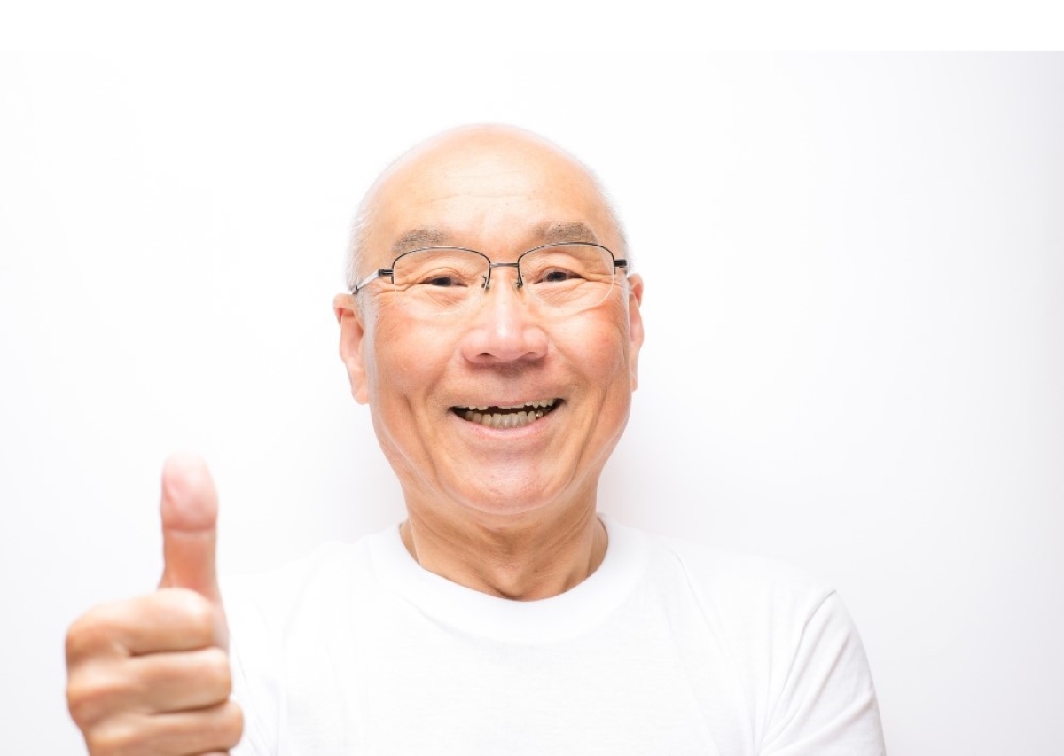 "밝은 미소를 지으며 엄지손가락을 치켜세우는 시니어 남성 이미지" via canva