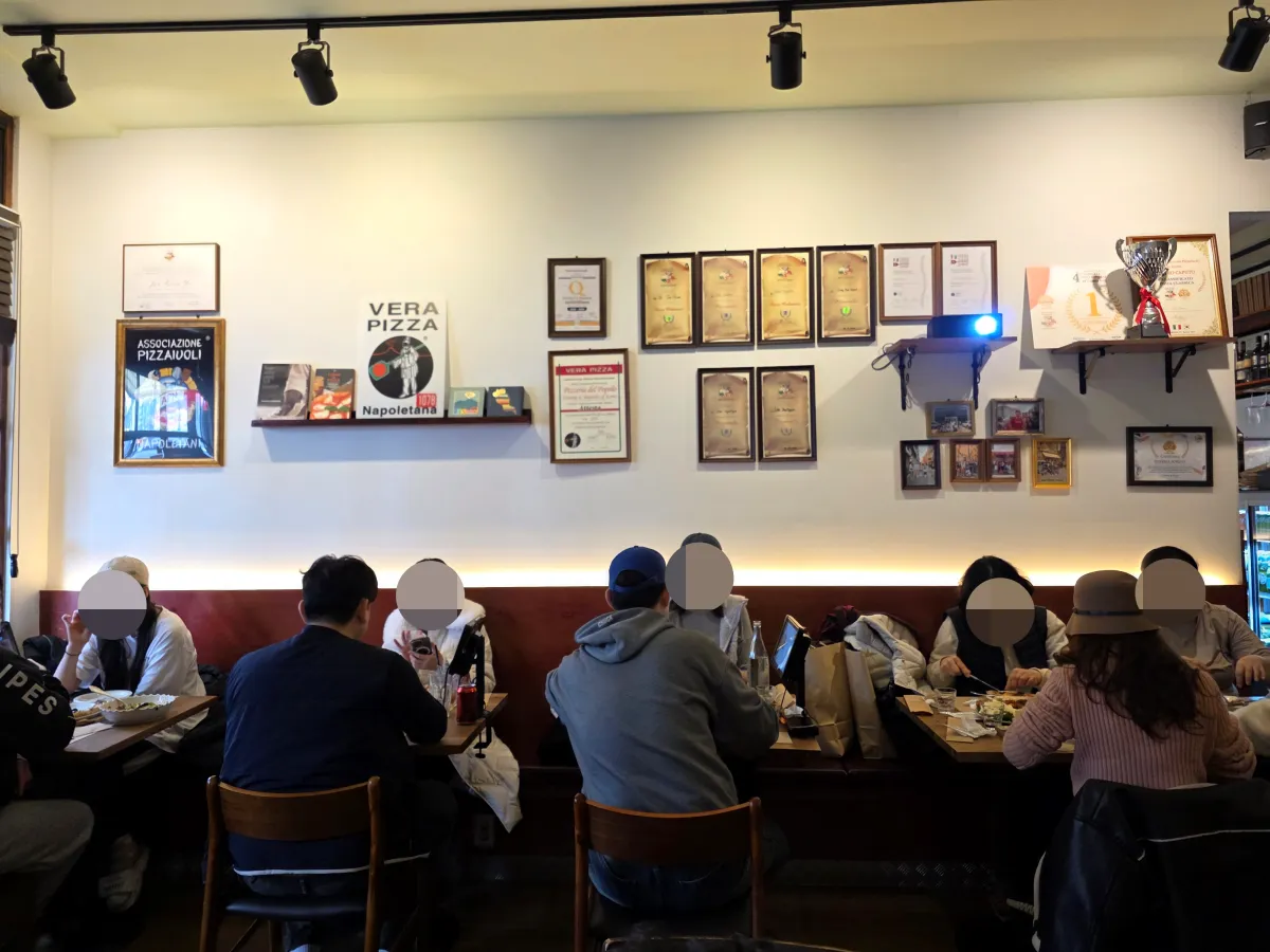 포폴로피자 매장 내부 벽면