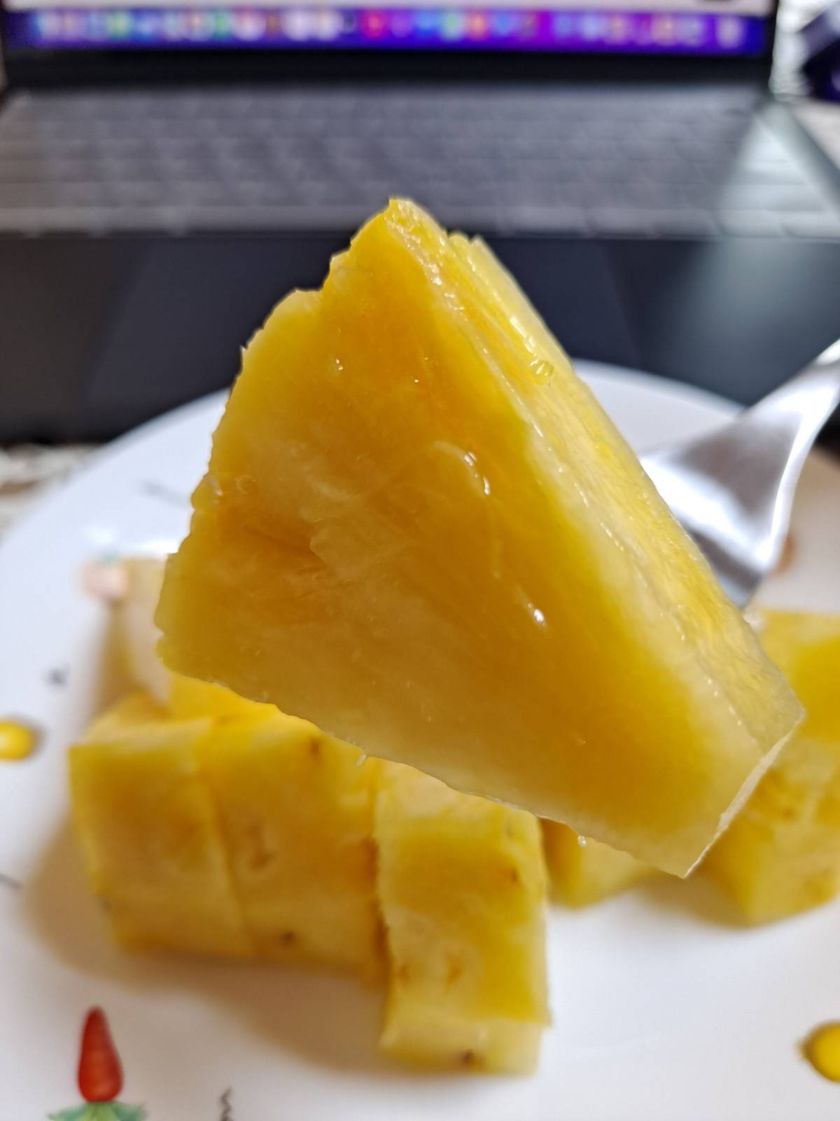 파인애플 간식 먹기