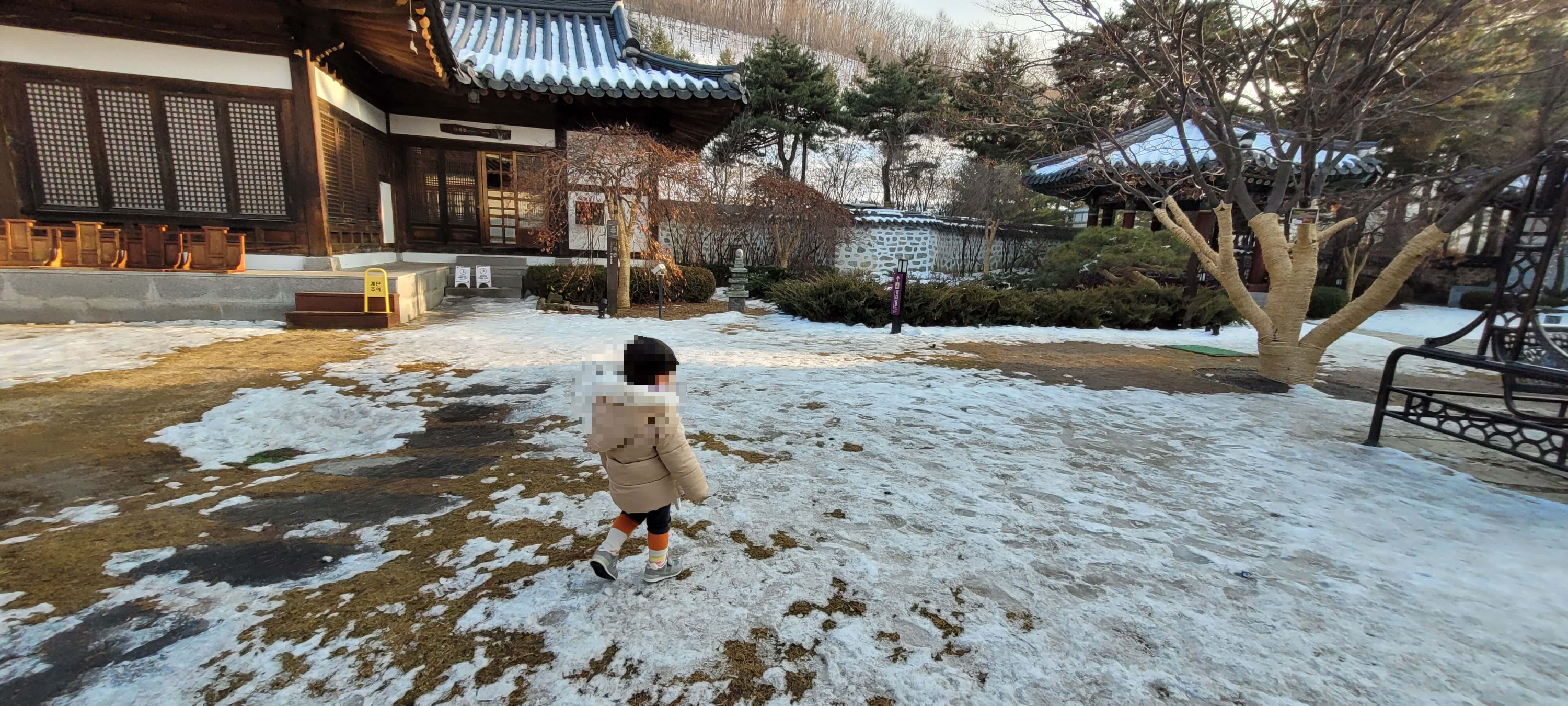 눈 덮인 운암정 뜰