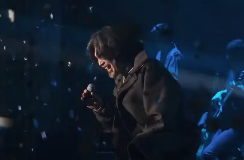 무대 위에서 노래하는 임재범