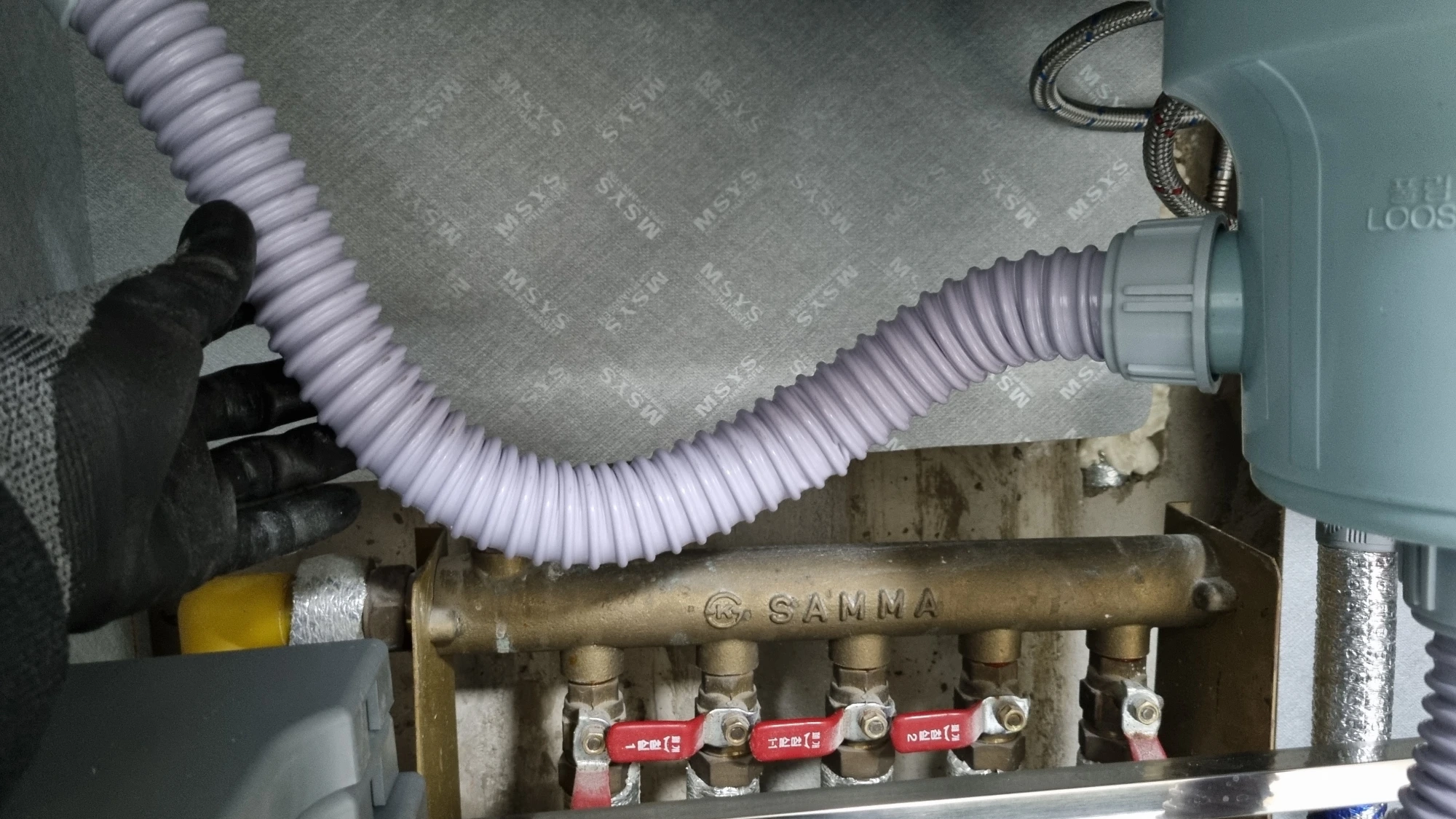 옆면 배관 떼는 모습