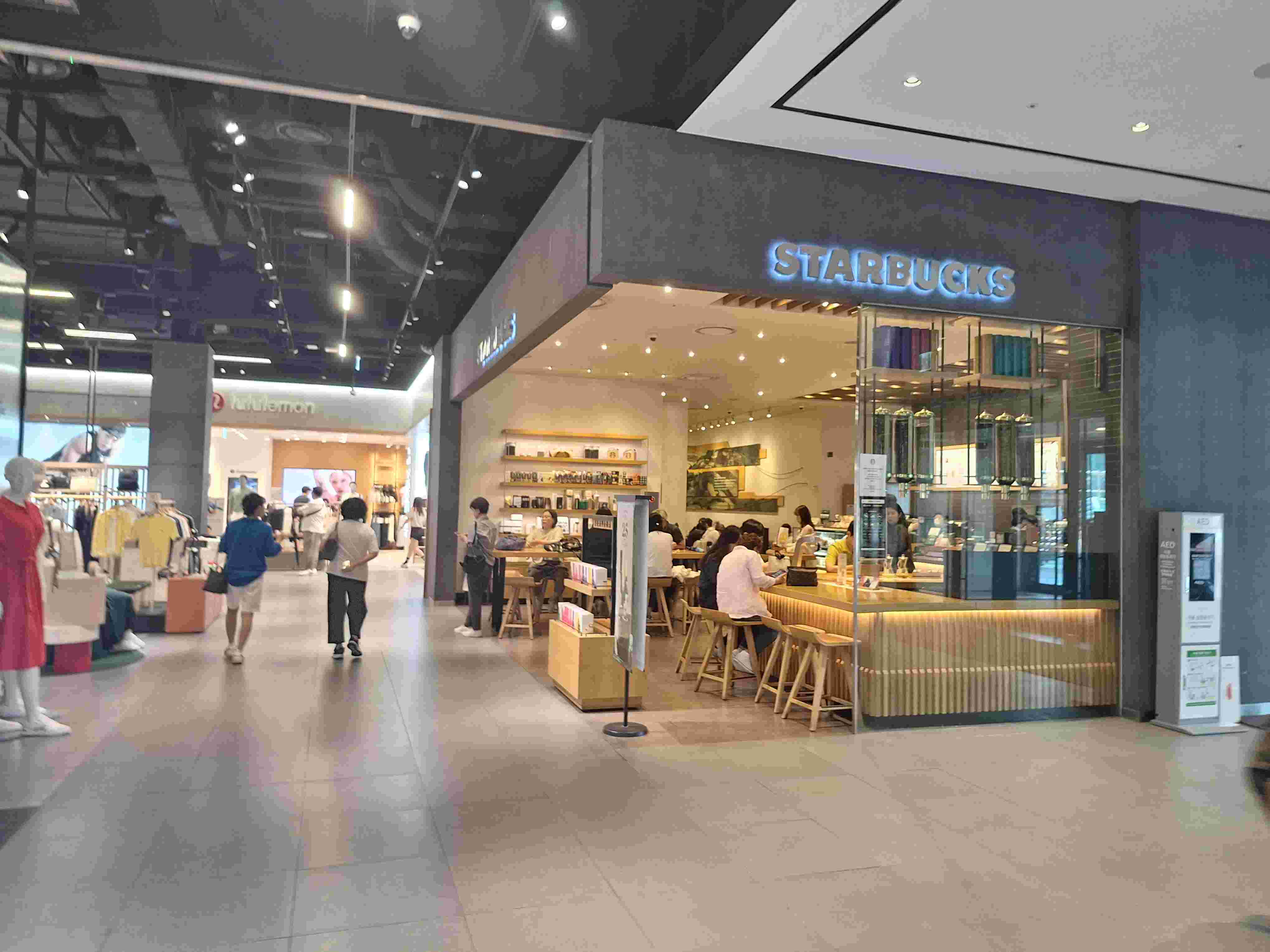 신세계 백화점 3층 스타벅스 매장