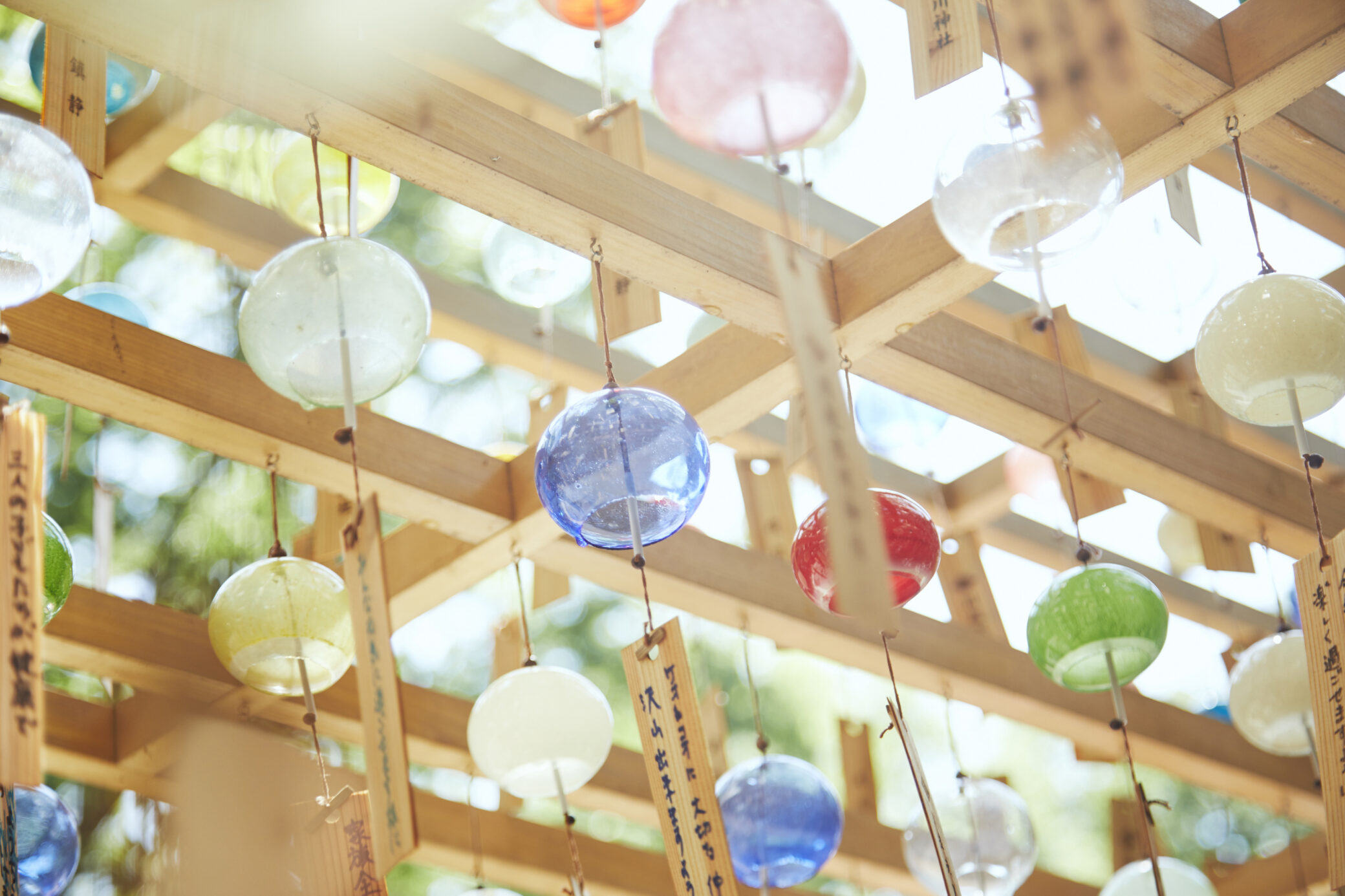 신사의 아름다운 유리 종