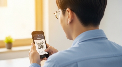 QR코드를 스캔하는 장면