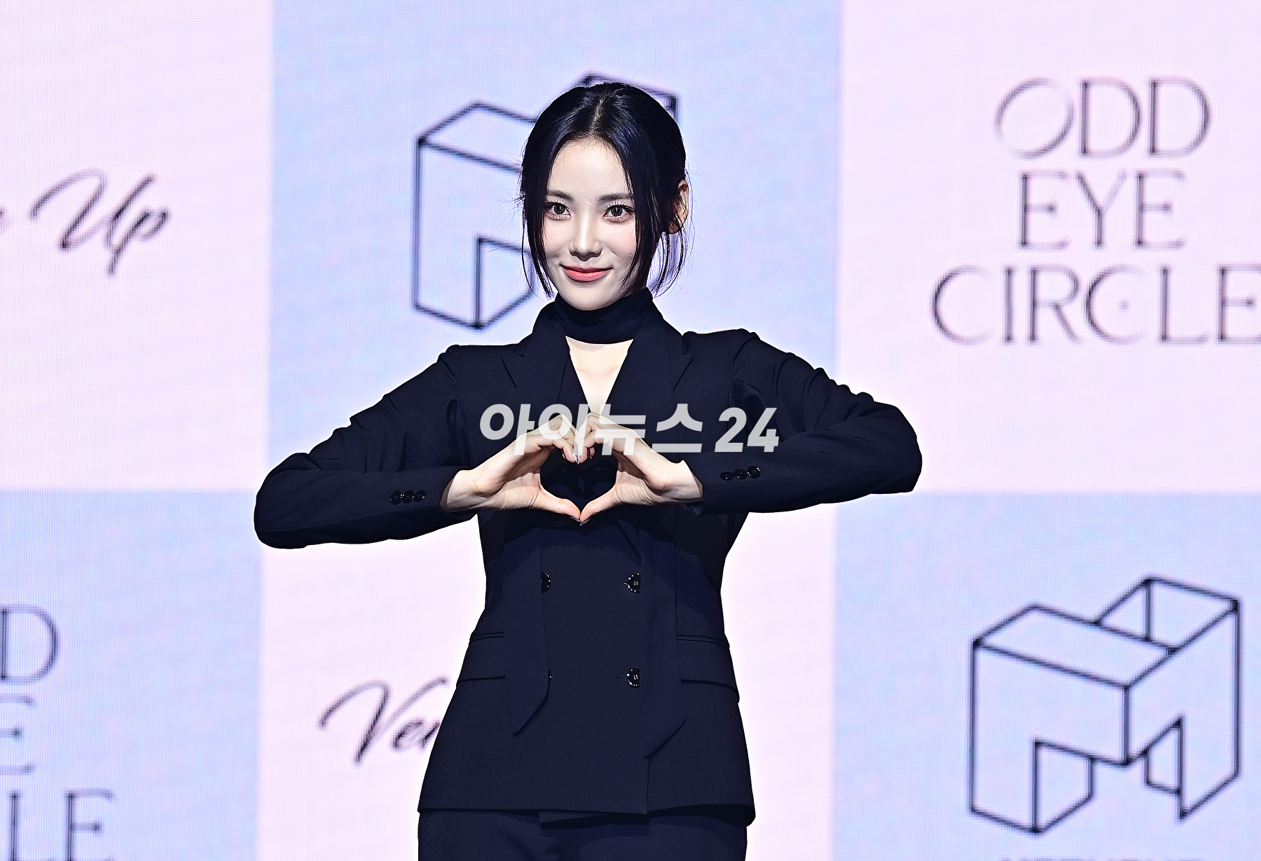 오드아이써클 진솔이 12일 오후 서울 광진구 예스24 라이브홀에서 열린 미니앨범 &lsquo;버전 업&rsquo;(Version Up) 쇼케이스에서 포토타임을 갖고 있다. [사진=곽영래 기자]