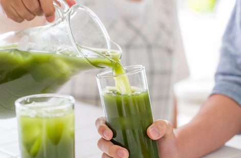 녹즙을 넣은 국물이다.