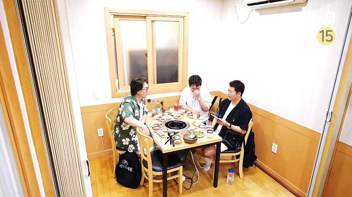 통영 고성곱창의 입식 테이블이 있는 개별 룸 안에서 전현무계획2 촬영 중인 모습