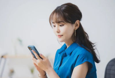 휴대폰을 보고 있는 여성