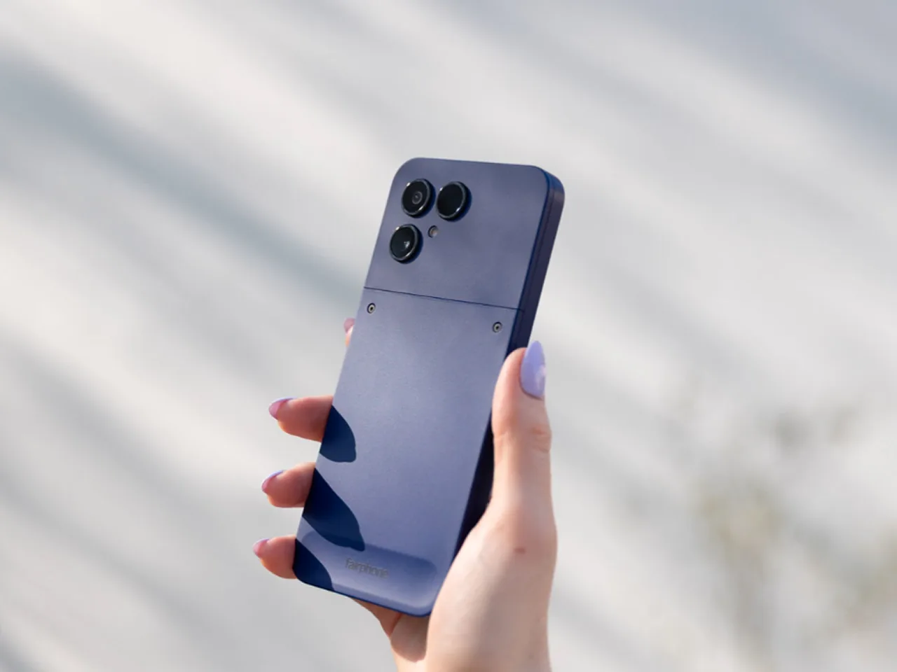 손에 든 Fairphone Gen. 6+ 후면