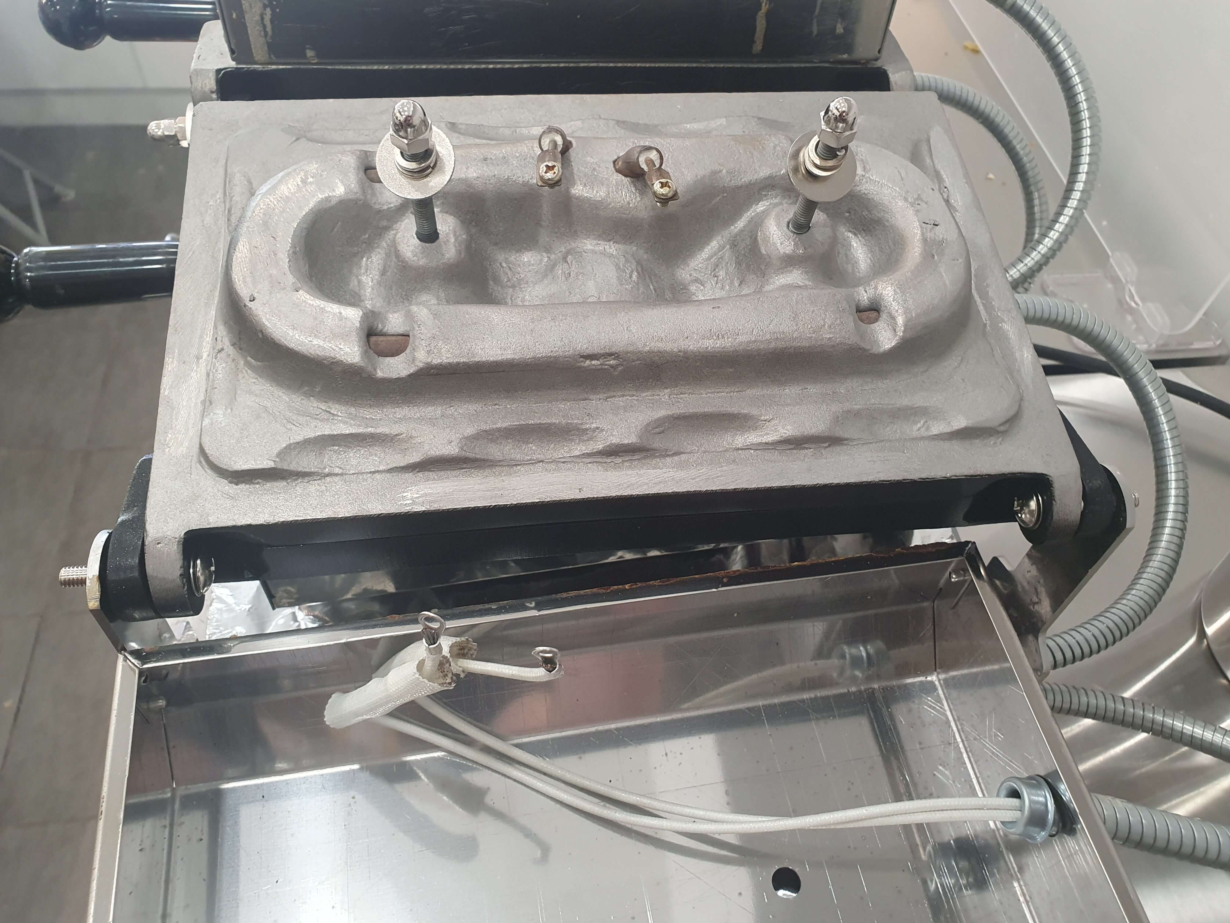 호두과자 기계 호두판 조립 모습