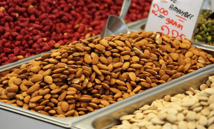 노화 방지에 좋은 음식 아몬드가 시장에 진열 되어 있다