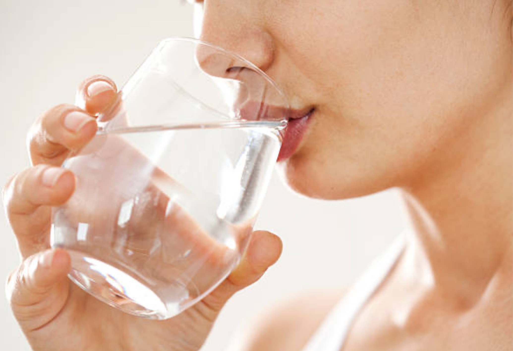 아침에 일어나서 물 한 잔이 몸에 주는 과학적 효과