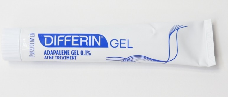 튜브-형태인-디페린겔-사진입니다.