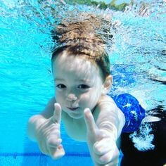 아이가-쌍따봉을-그리며-물속을-잠수하는-사진