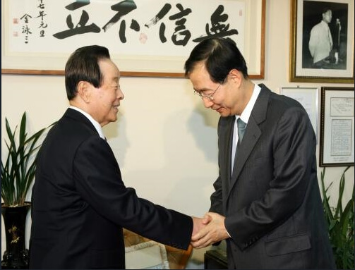 김영삼 전 대통령과 한덕수 악수