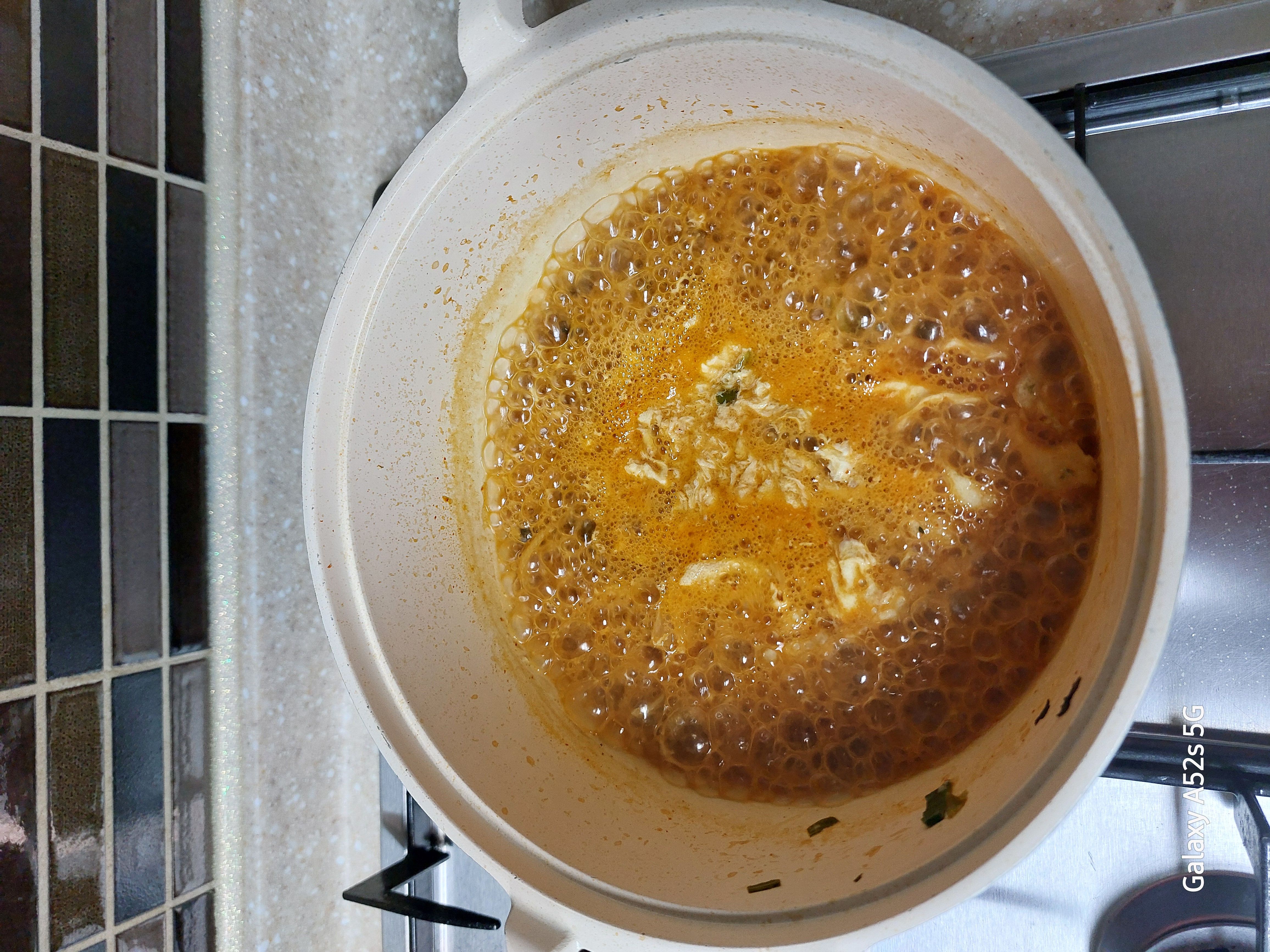 살짝 저어주면 라면 국물 준비끝