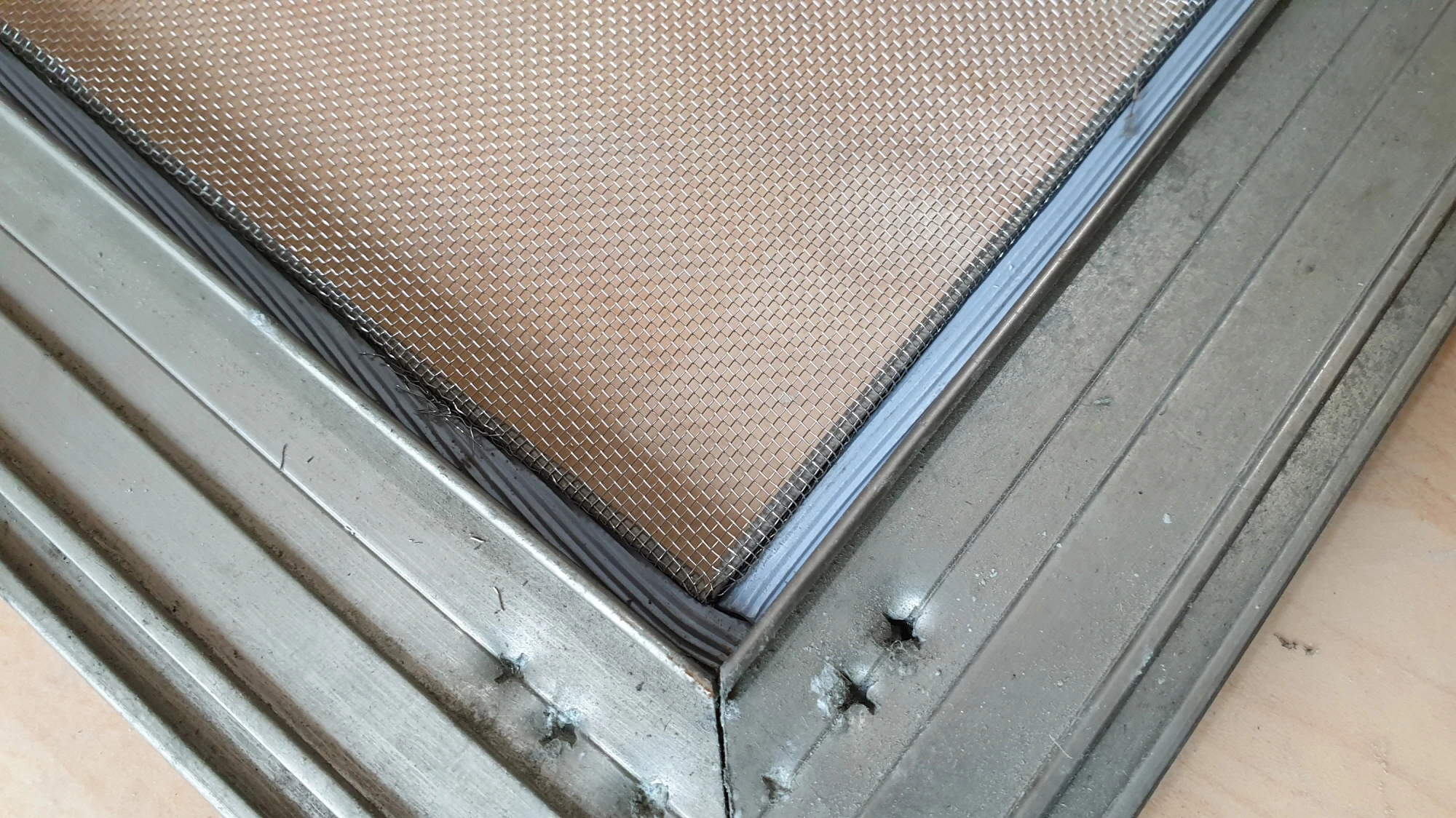 방충망 브래킷 연결 부위 모습