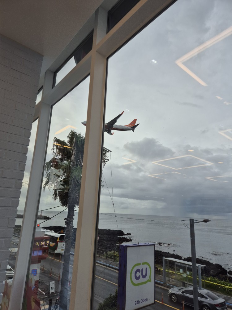 가까이에서 찍은 비행기