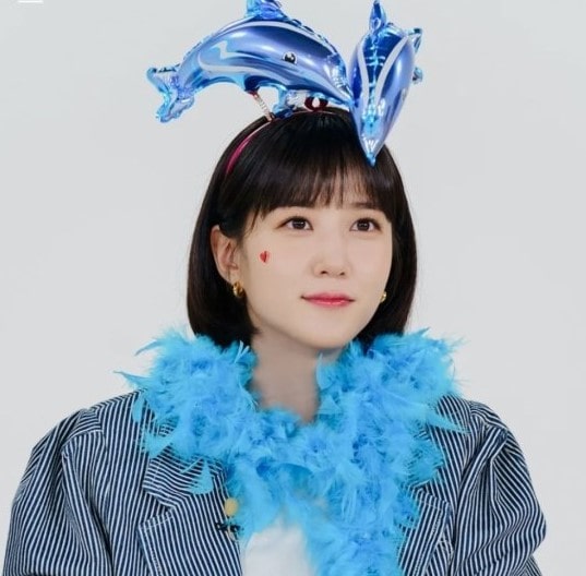 배우 박은빈님이 고래 모자와 함께 사진을 찍는 모습