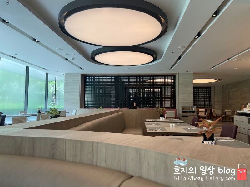방콕 코트야드 메리어트 에어포트 조식당 전경