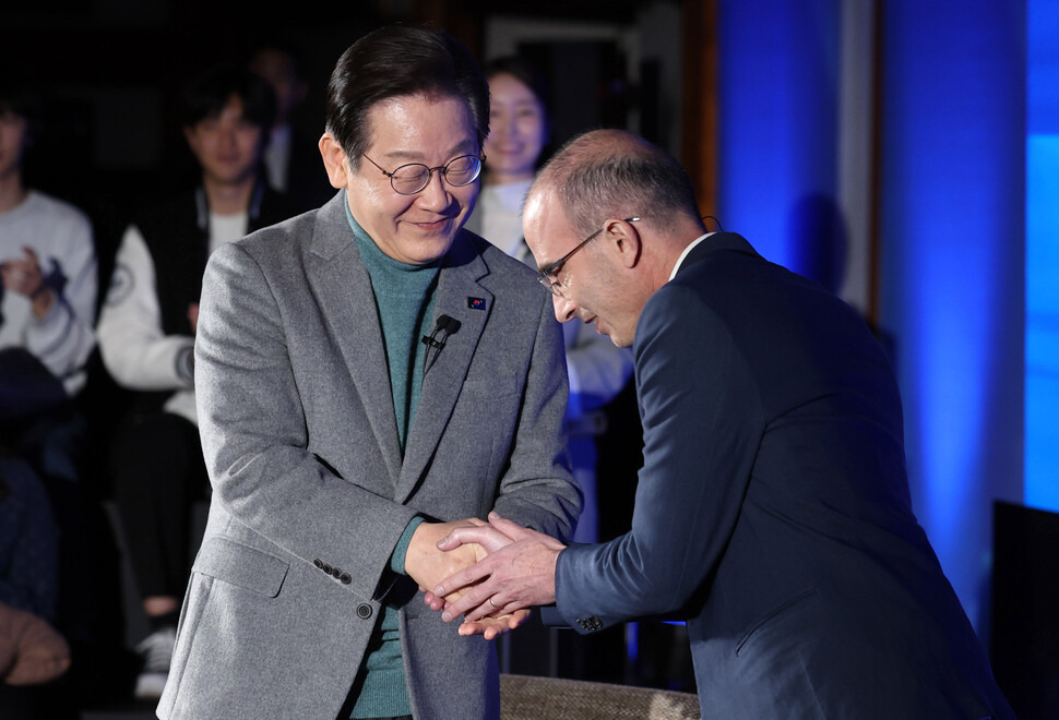 더불어민주당 이재명 대표와 '사피엔스'의 저자이자 이스라엘의 세계적 석학인 유발 하라리 히브리대 역사학과 교수가 22일 서울 여의도 국회 사랑재에서 인공지능(AI)을 주제로 열린 대담에서 악수하고 있다. 공동취재사진