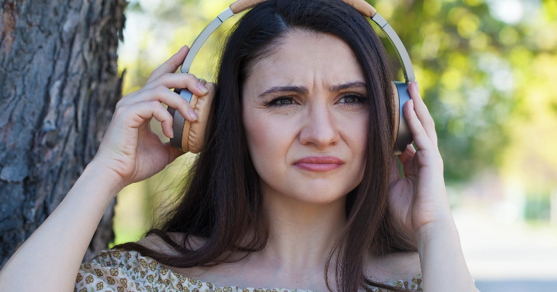헤드폰을 끼던 여성