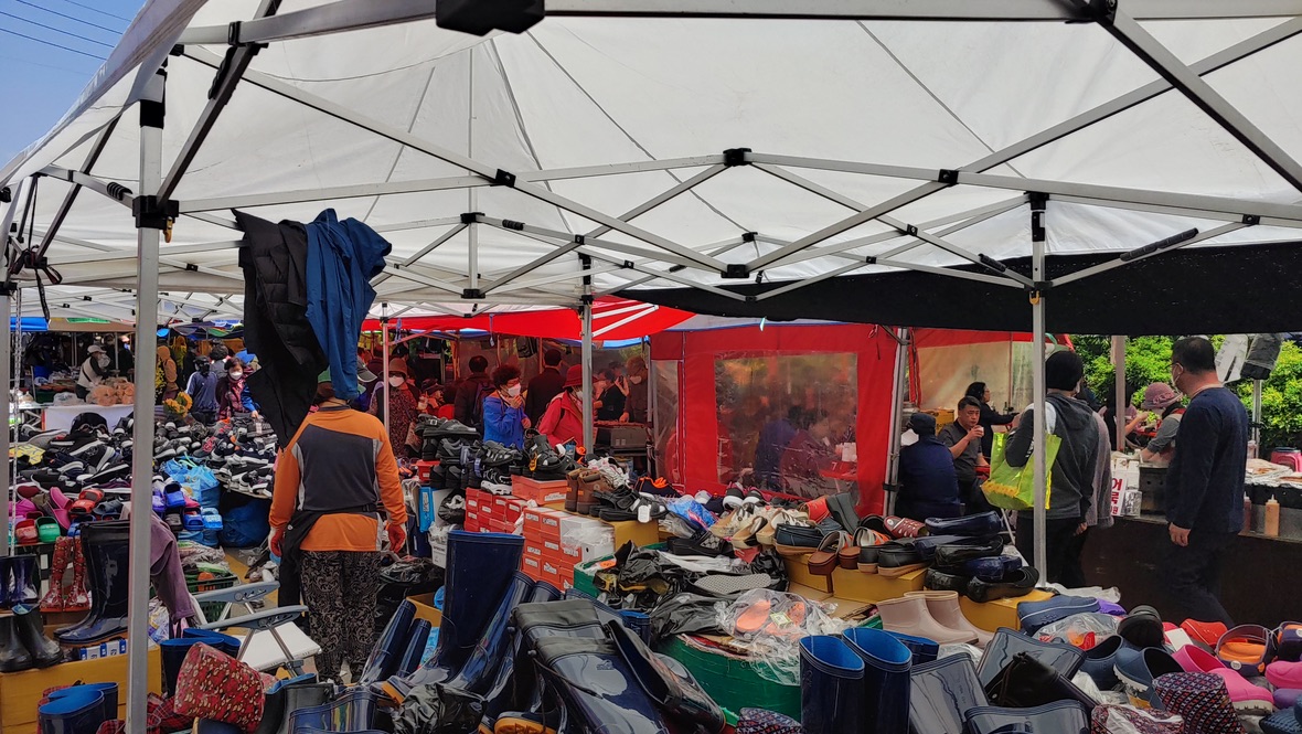 오일장에서 전과 막걸리 등 다양한 먹거리를 즐기는 모습