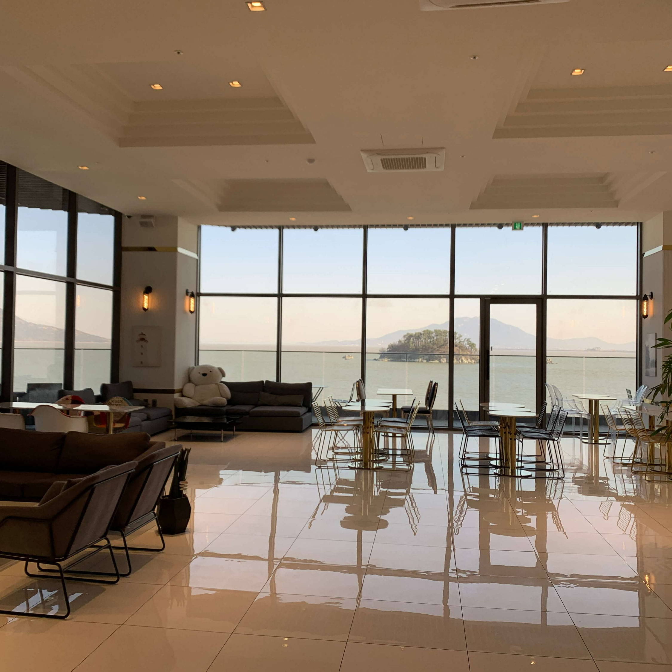 섬이 보이는 카페뷰