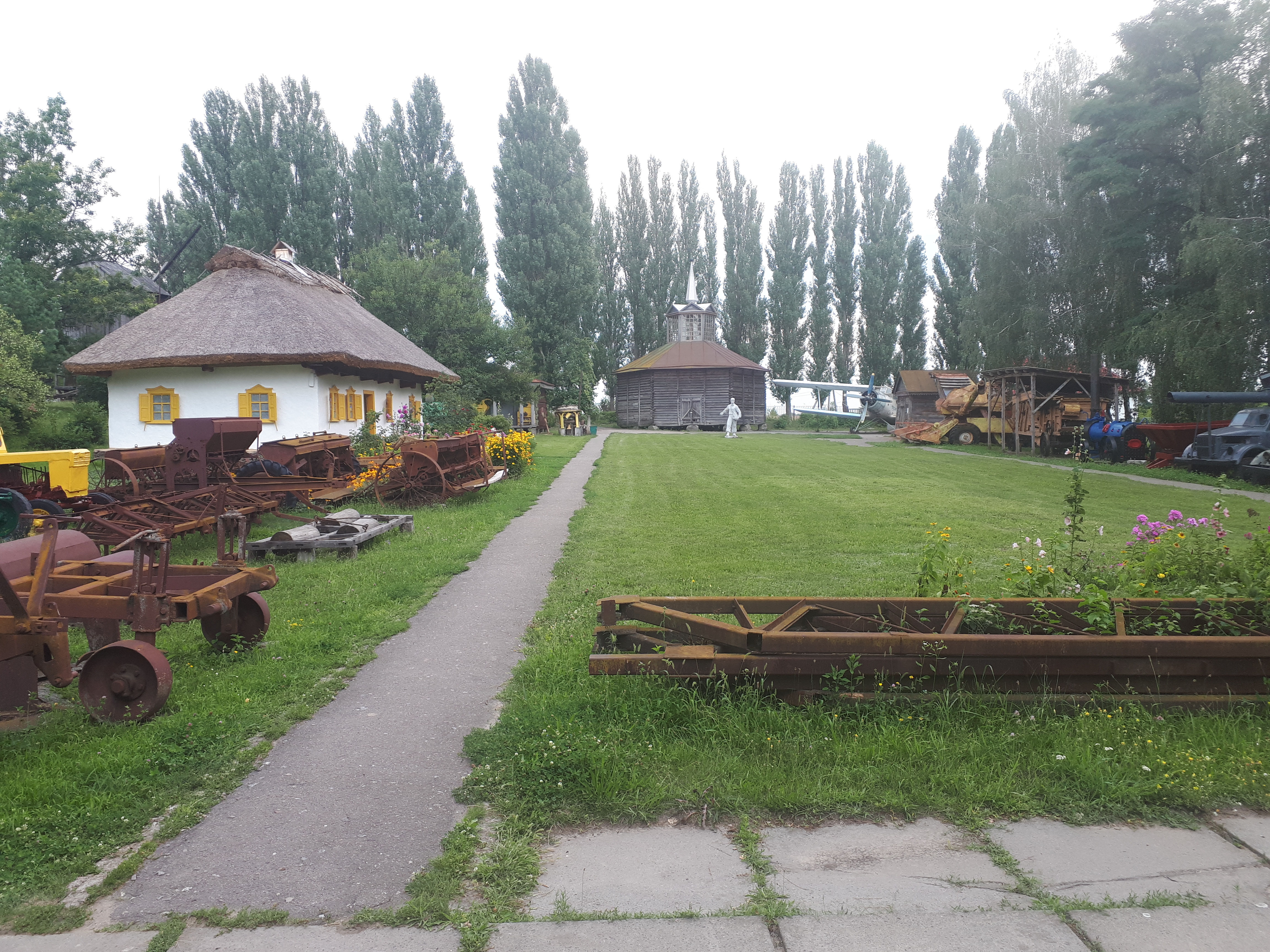 우크라이나 페레야슬라우 민속 건축 및 생활 박물관 전경과 농기구