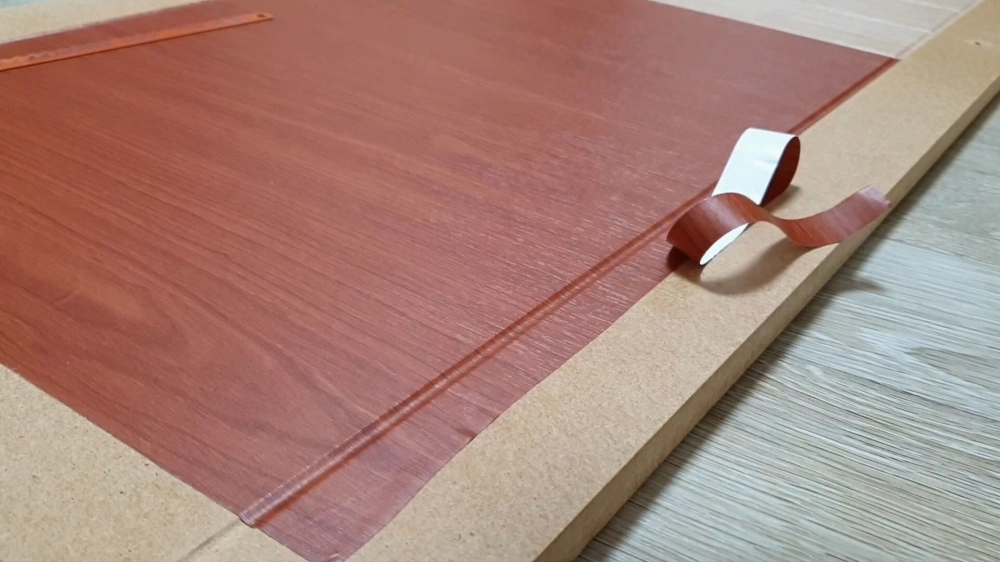 시트지 자르는 모습