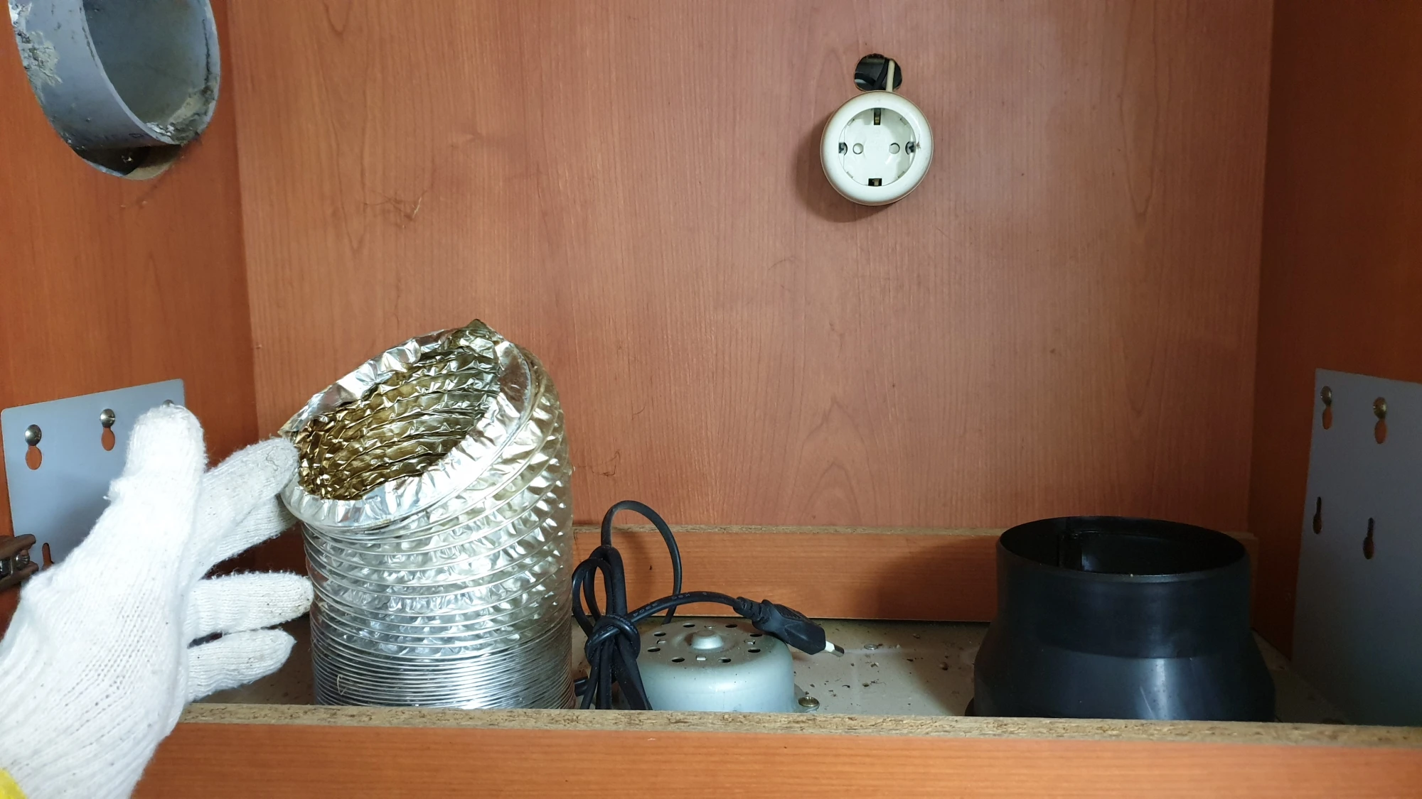 후드 환풍기 배관 뗀 모습