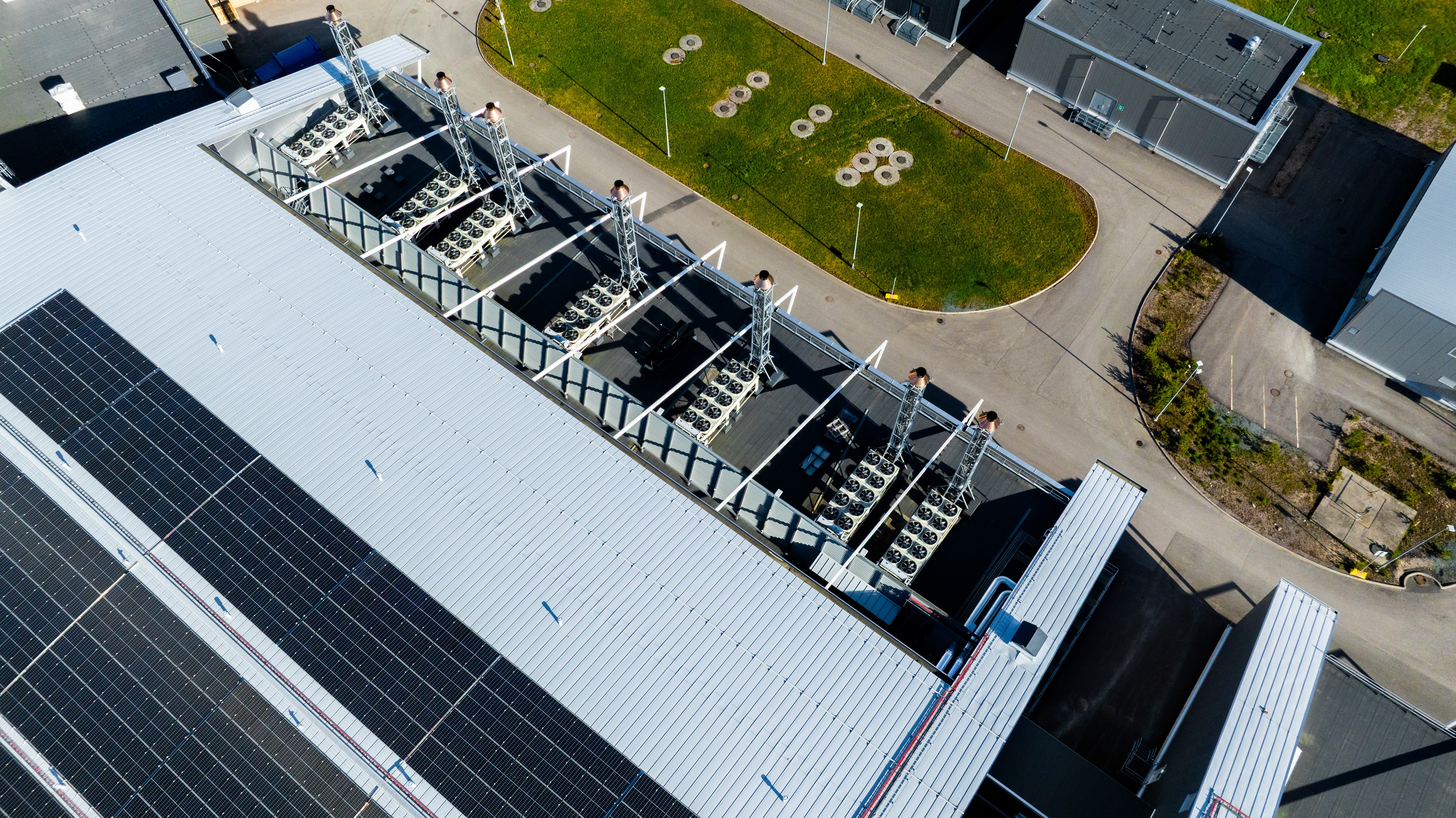 네비우스 데이터센터 지붕 위 냉각 설비와 태양광 패널