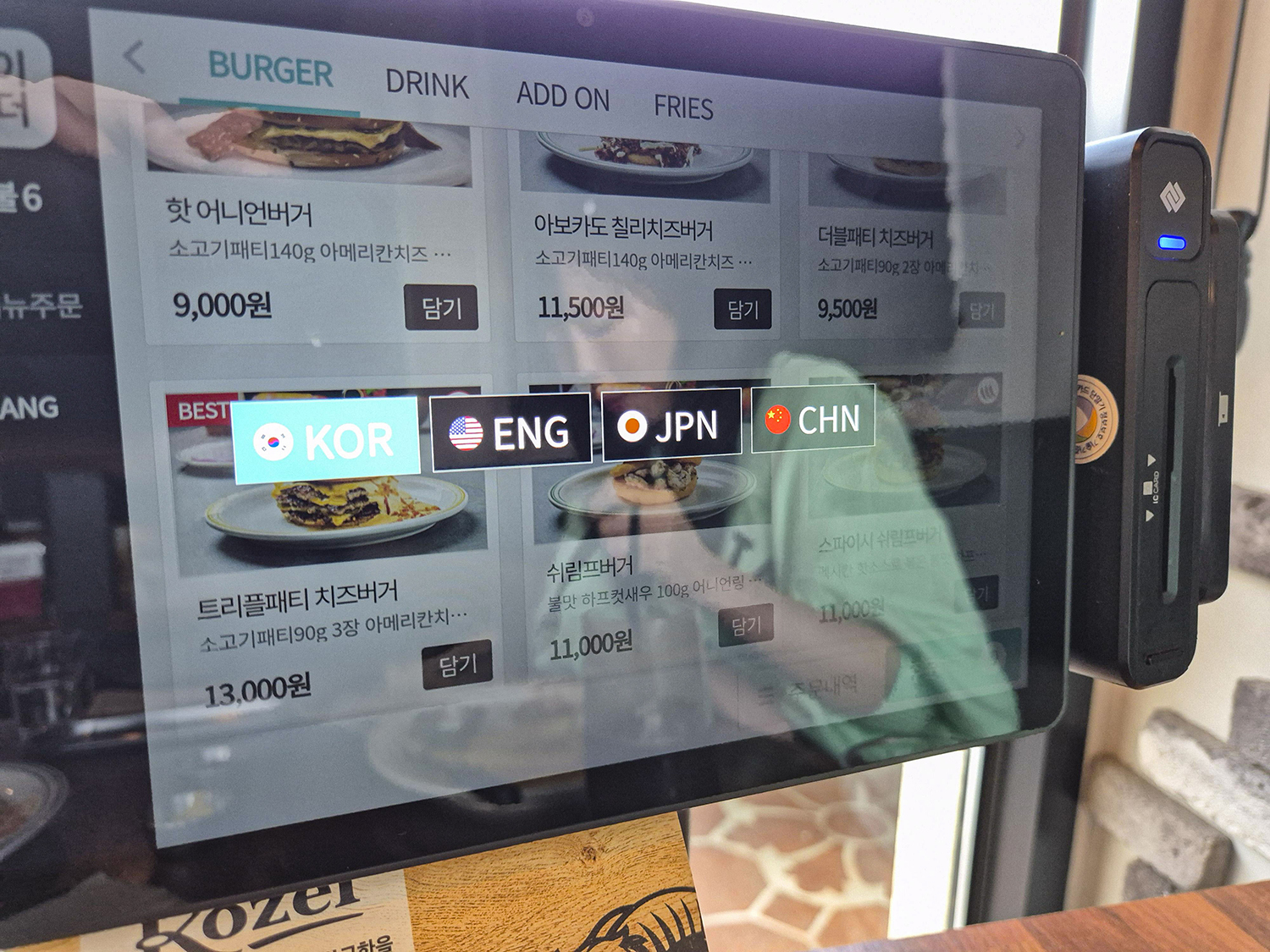 와동 버거 메뉴판&amp;#44; 다양한 언어 선택 가능