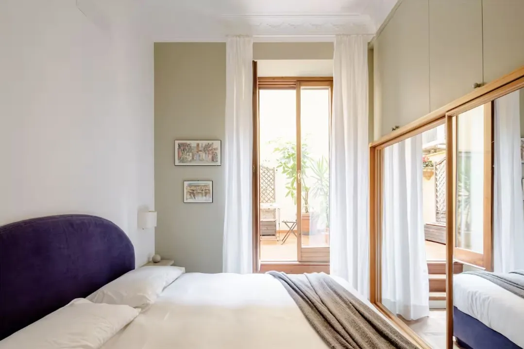 이탈리아-로마-에어비앤비-콜로세움-앞-큐도무스아파트-침실-테라스