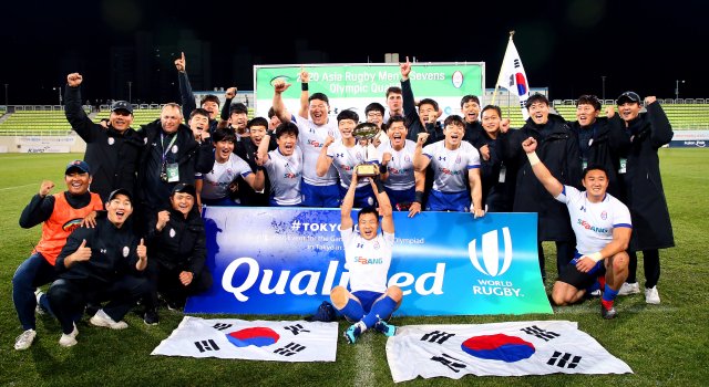 인천 남동아시아드 럭비경기장에서 열린 도쿄 올림픽 아시아 지역 예선에서 우승해 본선행 티켓을 차지한 뒤 기뻐하고 있는 한국 선수단. 대한럭비협회 제공