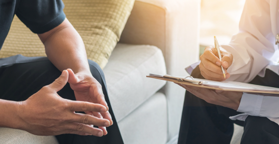 상담하는-의사와-남성