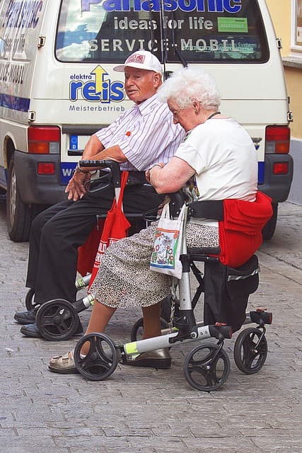 스마트 욕실 안전 장치 &ndash; 노인을 위한 미끄럼 방지 &amp; 수위 센서 혁신